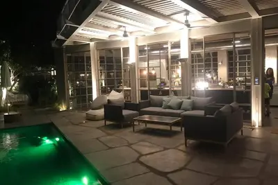 Image de maison de villa privée. joli jardin, piscine en ville, calme \/