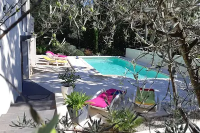 A Quissac, élégante villa 4 ⭐ avec piscine, vue forêt.