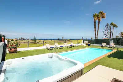 Image de Villa familiale de luxe. Jacuzzi, piscine climatisée, vue sur l'océan