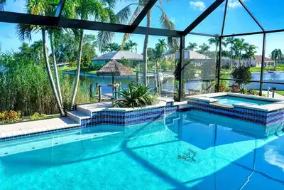 Image de Villa de 4 chambres avec piscine chauffée et spa sur l'eau