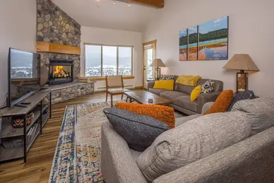 Image de Deer Run Family Retreat avec spa privé et service de navette en hiver! Nouvelle liste
