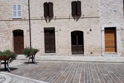 Image de appartement dans un ancien immeuble médiéval sur la place centrale de Moresco