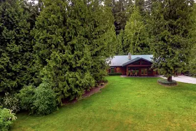 Image de Log Cabin Island Retreat on 21 Tranquil Acres of Forest and Streams!