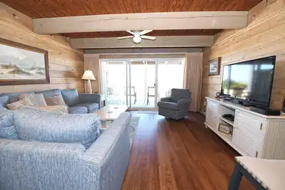 Image de Charmante maison de ville en bord de mer de 2 chambres dans le centre-ville familial et convivial. Cuisine récemment rénovée avec salon spacieux. Accès direct à la plage. Profitez du lever du soleil et surfez depuis le balcon de la chambre principale. .