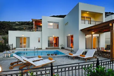 Image de Villa spacieuse avec piscine privée et vue mer, à seulement 150 mètres de la mer
