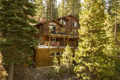 Image de Grand Cabin Isolé | 2 terrasses expansives avec vues spectaculaires & Spa ❤ par AvantStay