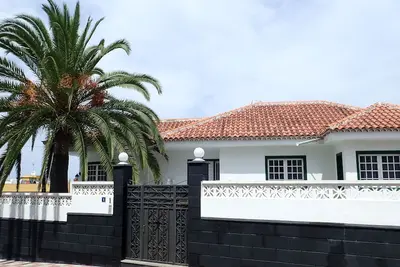 Image de Maison avec piscine privée, vue mer et montagne, wifi et cheminée - près de Puerto