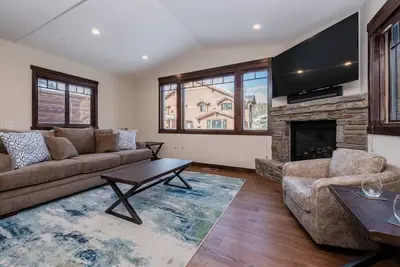 Image de Nouvelle liste! Charmante maison de ville dans le nouveau développement Slopeside avec bain à remous privé