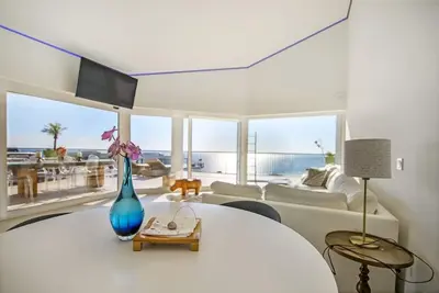 Image de Penthouse de luxe avec jacuzzi et vue sur la mer