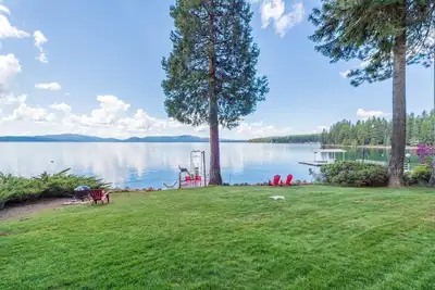 Image de Red Roof Lakefront Cabin avec quai privé