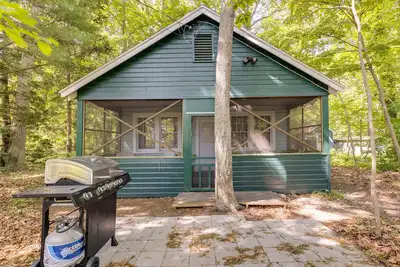 Image de Nouveau! Southold Cottage w / Deck + Grill - À pied de la plage
