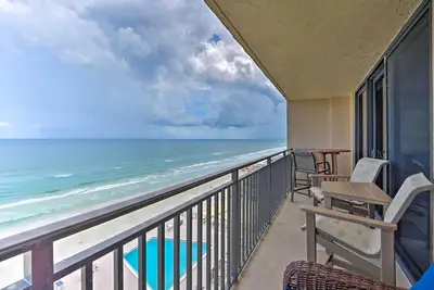 Image de Nouveau-Condo Beachfront Resort avec vue panoramique sur l'océan