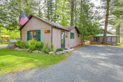 Image de Nouveau! Lake Pleasant Cabin: 3 Acres, Kayaks & Beach!