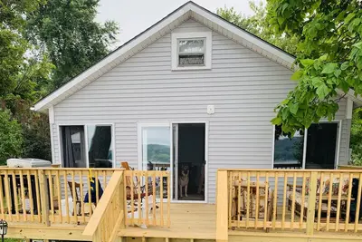 Image de Cozy Walkout Waterfront Cottage sur le lac Honeoye!