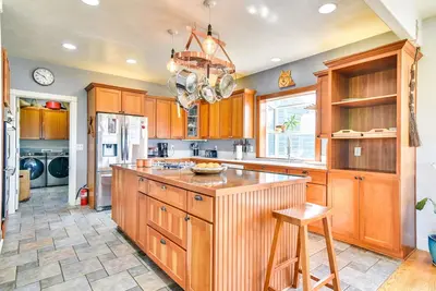 Image de Nouveau! Rainier Home sur 40 acres avec verger de bleuets!