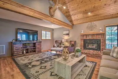Image de Nouveau! Cabine spacieuse Pine Mtn Club avec salle de jeux et terrasse