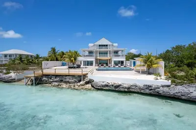 Image de Nouvelle Liste. Manoir en bord de mer avec piscine à débordement chauffée et bain à remous