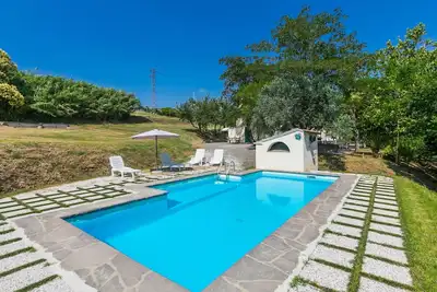 Image de Agréable appartement dans une maison de vacances avec piscine, Tv, animaux admis et parking
