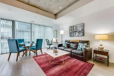 Superbe suite exécutive 1br dans King West populaire