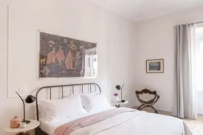 Image de Style et confort dans un appartement aéré près du Colisée