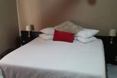 White Rose Room - Une maison d'hôtes à l'intérieur et lieu de réunion, près de l'hippodrome de Pakhisa