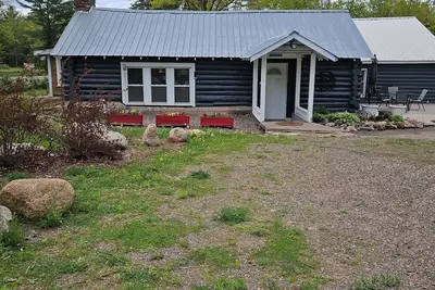 Image de An1852 Log Cabin. Une belle maison avec toutes les commodités modernes!