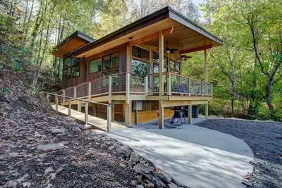 Image de French Broad Chalet: surplombe le fleuve français, porche couvert, chalet neuf / contemporain.