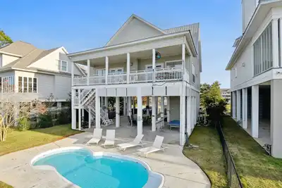 Image de Belle grande maison sur la baie avec piscine et quai!