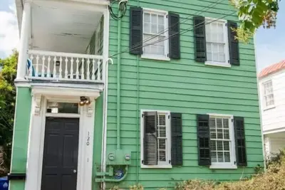 Image de Charleston Style Home  Walker's Paradise!