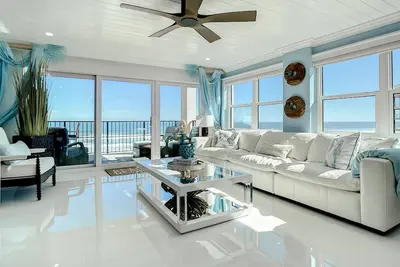 Image de Quelle vue! ! ! dans ce condo en bord de mer direct et entièrement rénové.