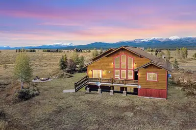 Image de Kabino: Hot Tub-Air Hockey-Firepit! Fishing-Trails-Yellowstone! Wifi gratuit!