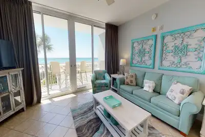 Image de Superbe condo en bord de mer avec vue sur l'océan, piscine partagée et accès à la plage