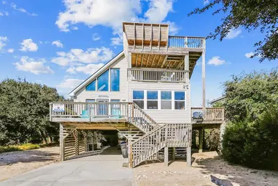 Image de Adorable maison sur la plage Ă Duck avec bain Ă remous, Animaux domestiques. Pont sur le toit!