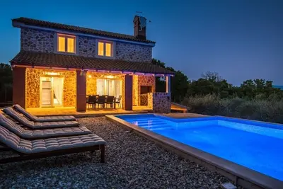 Image de Maison de vacances dans Vrbnik avec terrasse, Climatisation, Wifi, Machine à laver (4770-1)