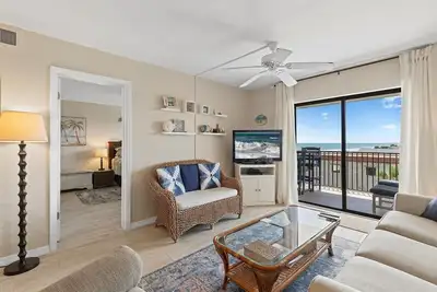 Image de Condo sur la plage avec toutes les commodités de la maison.