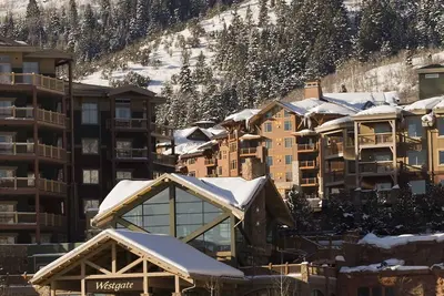 Image de 2/2 condo, 1 semaine de ski in / out printemps, peut accueillir jusqu'à 8 --- station Elite à Park City