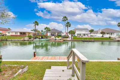 Image de Condo au bord de l'eau avec piscine partagée, quai et superbes vues - à proximité des plages!