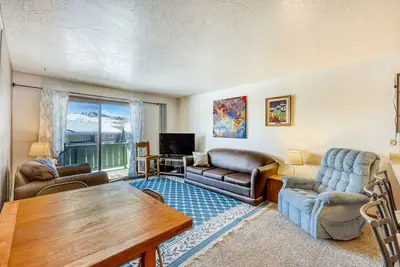 Image de Condo avec vue sur la montagne avec piscine commune, bain à remous, tennis de table et table de billard