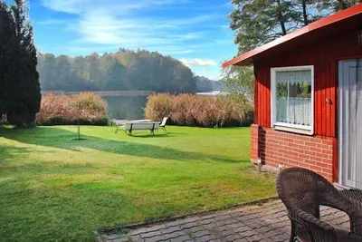 Image de Maison au bord du lac Tornow avec barque