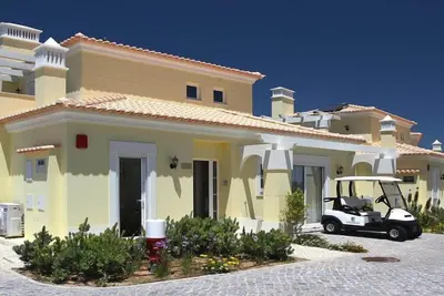 Belle maison de vacances avec piscine partagée