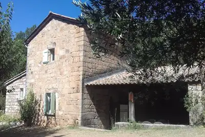 Image de Charmant gîte en pierre avec piscine commune, Chambonas