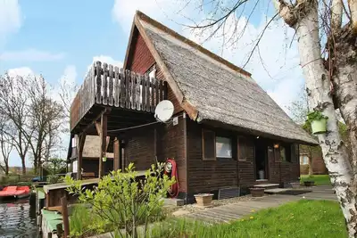 Image de Maison sur l'eau au lac Teterow avec bateau