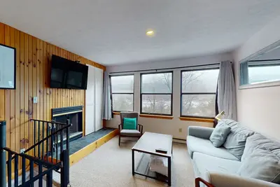 Image de Maison avec vue sur le lac w / une terrasse meublée; à distance de marche du café et des magasins!
