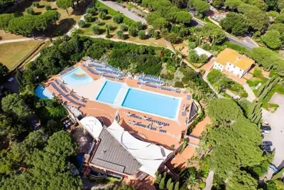 Image de Bungalow א San Vincenzo avec piscine
