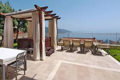 Image de Appartement à Taormina avec jacuzzi