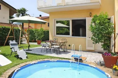 Image de Villa avec piscine hors sol Ă Camaiore