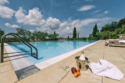 Image de Maison en Toscane avec piscine et tennis