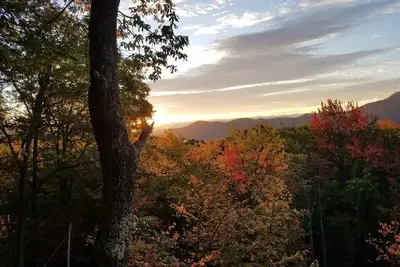 Image de Skyview Cabin offre une vue imprenable sur la montagne, bain à remous, branchie, 2 chambres à coucher, 1 1/2 salle de bain, canapé-lit.