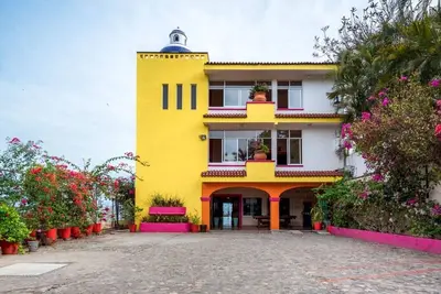 Image de Belle suite, confortable, spacieuse et avec une décoration de style mexicain.
