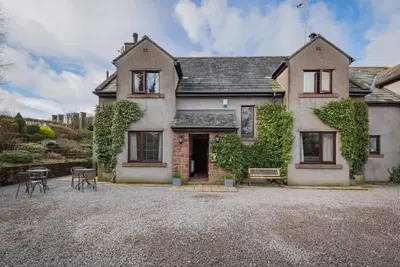 Image de Superbe maison traditionnelle avec feu de bois dans charmant village.